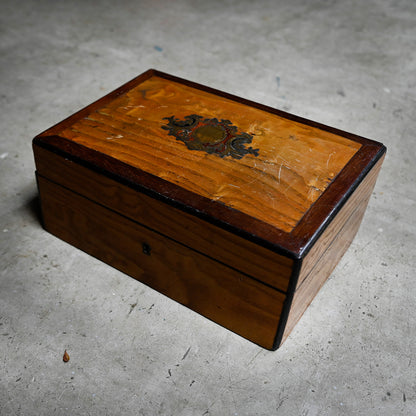 Antique Wooden Box with Crest Decoration｛R-00712｝