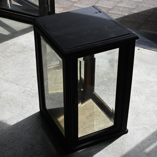 Black paint glass showcase｛R-00220｝