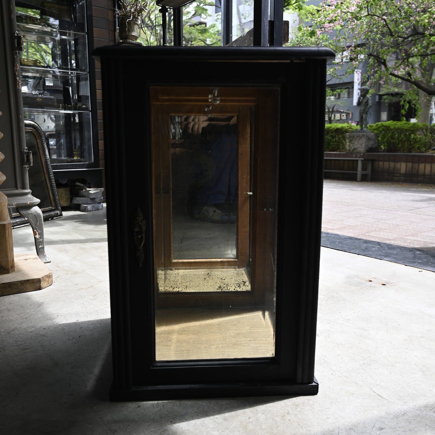 Black paint glass showcase｛RF-00220｝