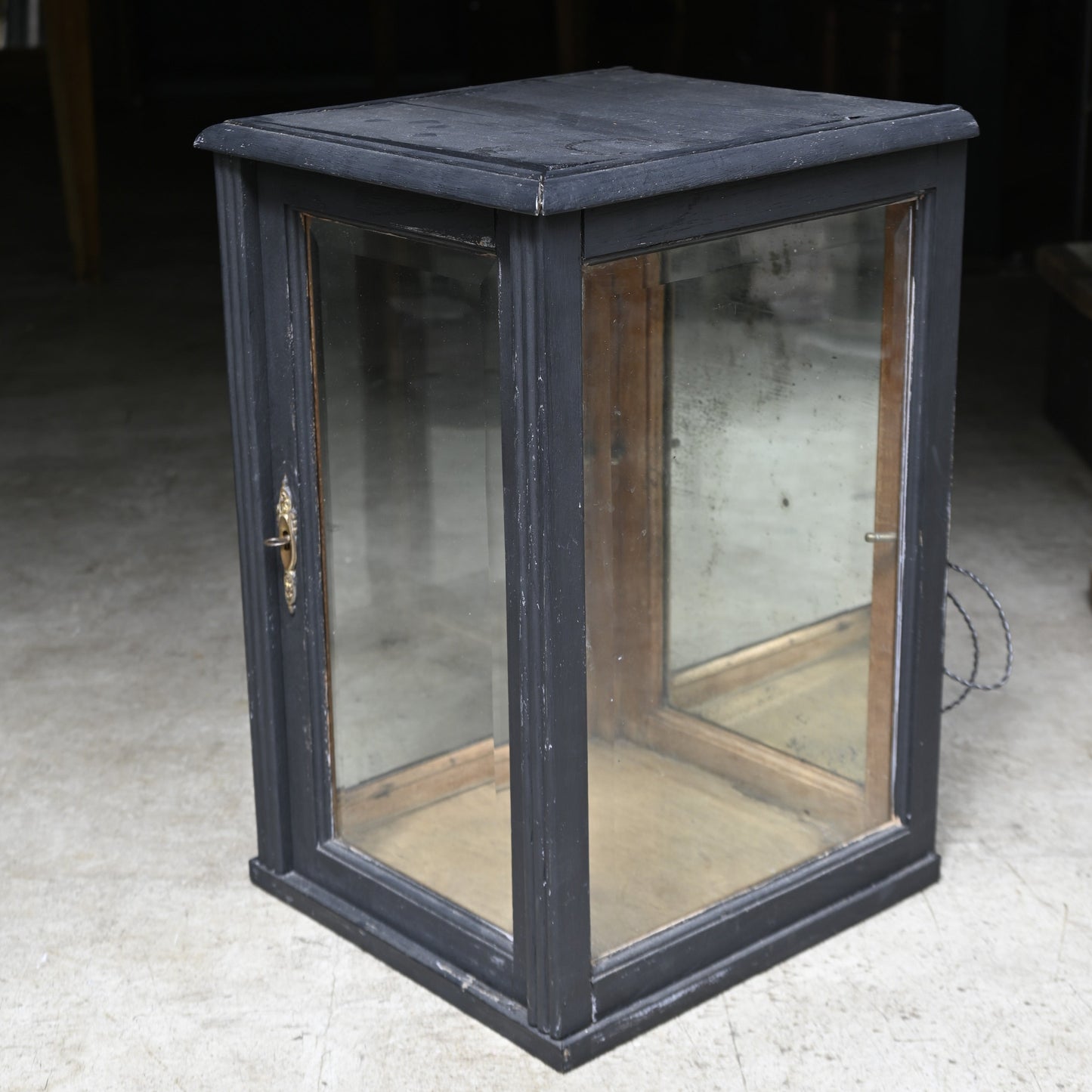 Black paint glass showcase｛RF-00220｝
