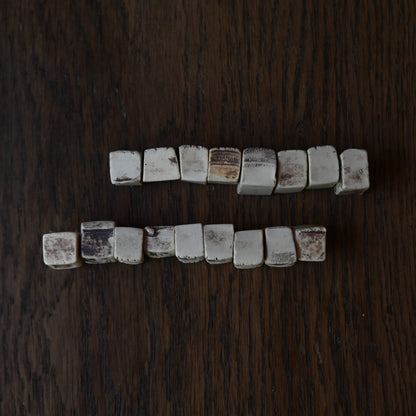 Pottery objet "initial"｛R-01136｝