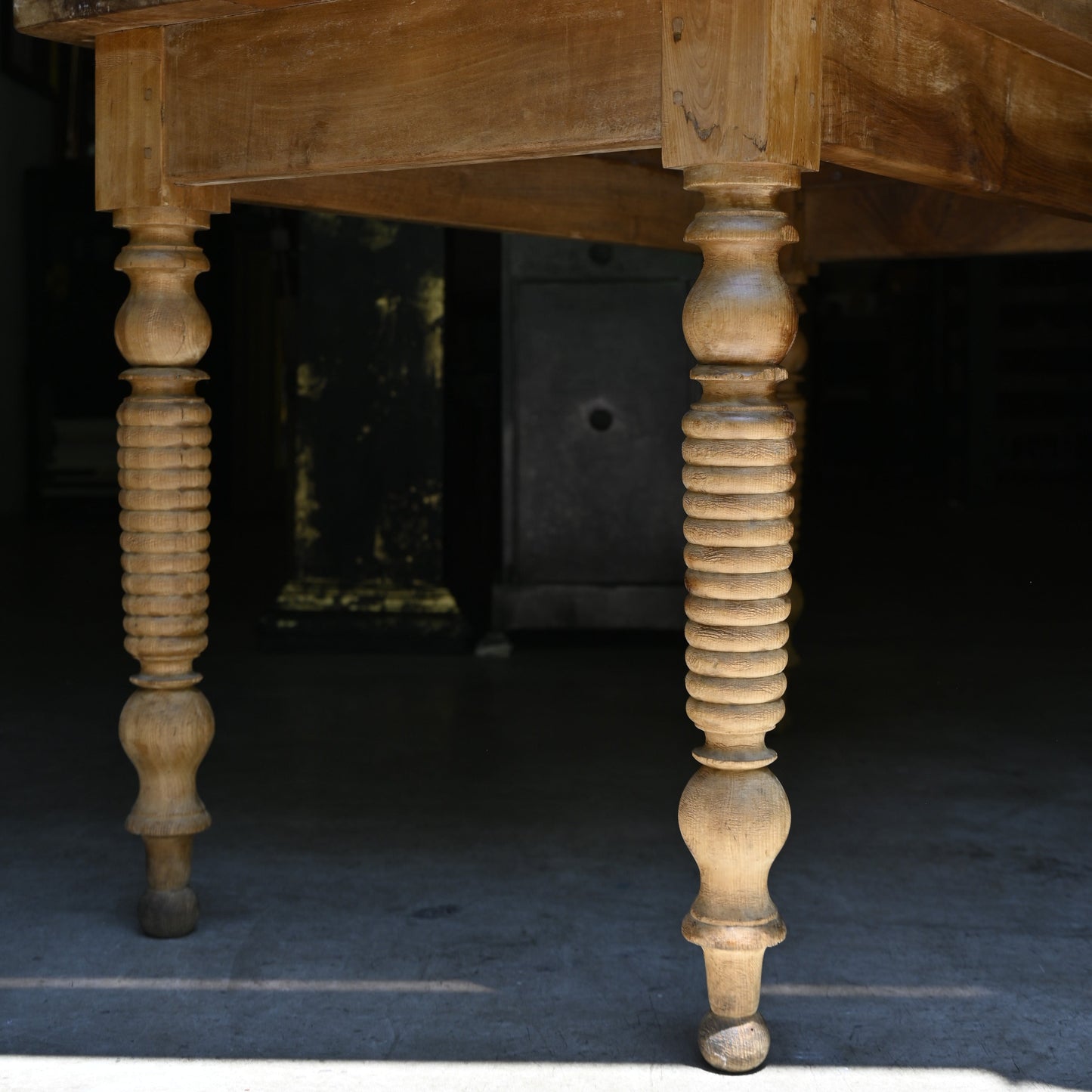 Oak wood  table {R-00107}