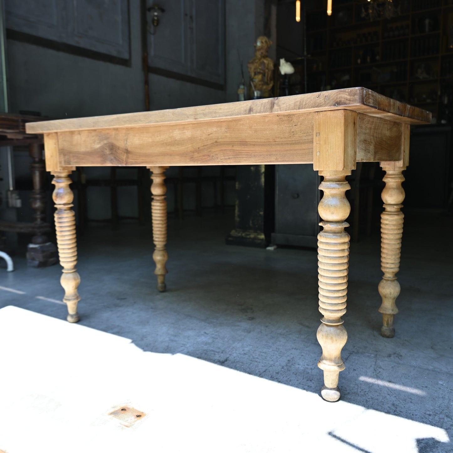 Oak wood  table {R-00107}
