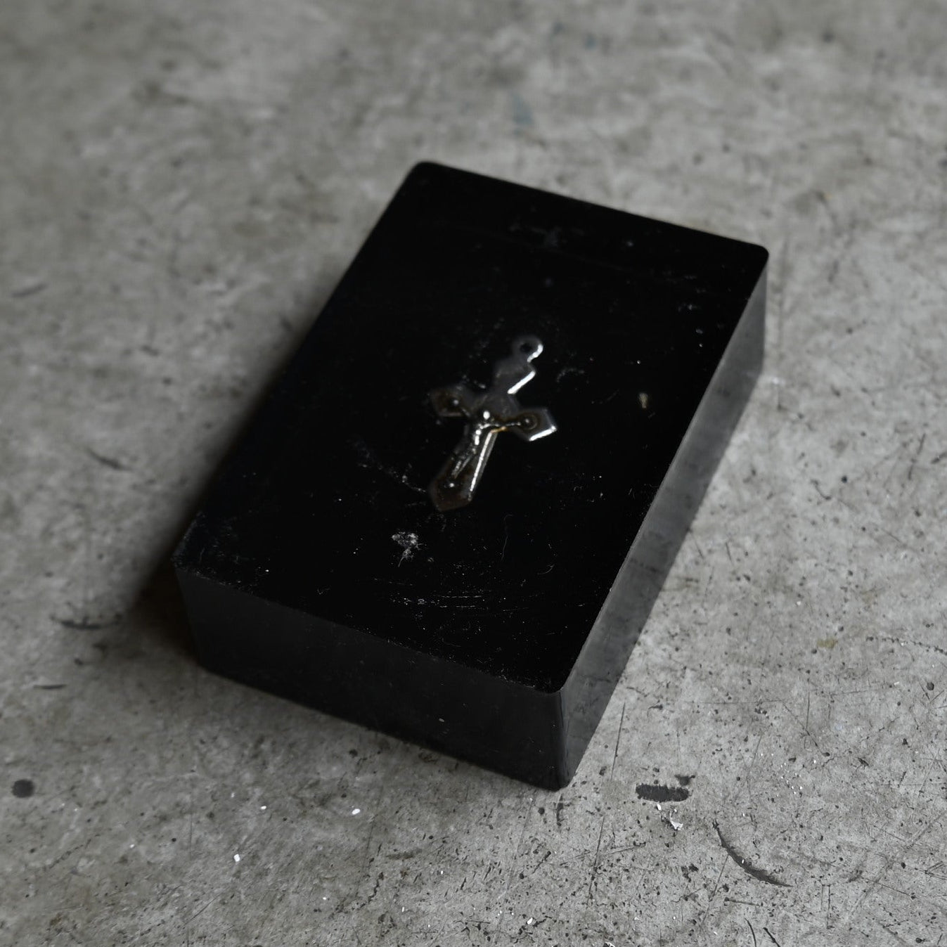 Acrylic resin object "Cross"｛RB-01010｝