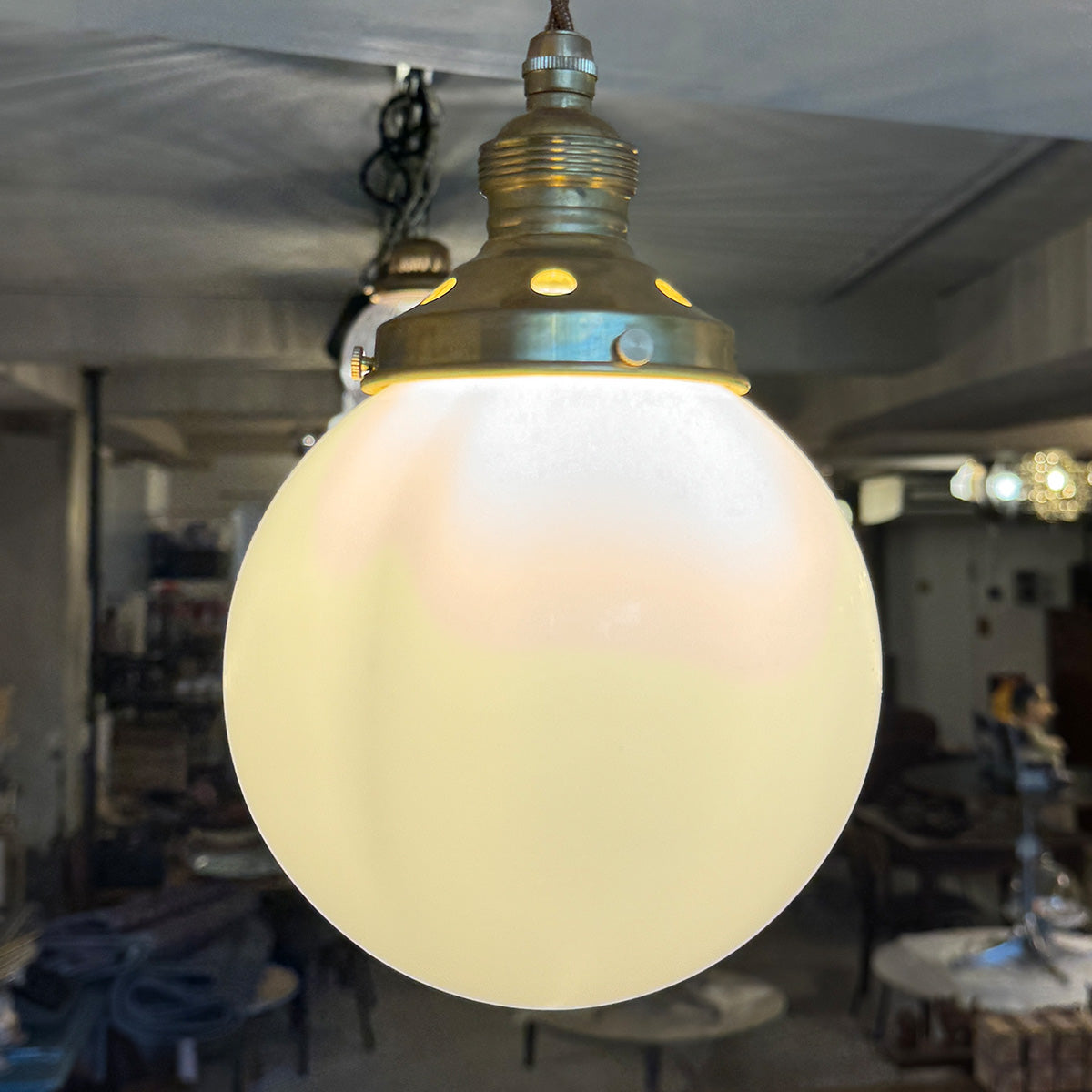 Milk glass round Lamp｛F-00411｝